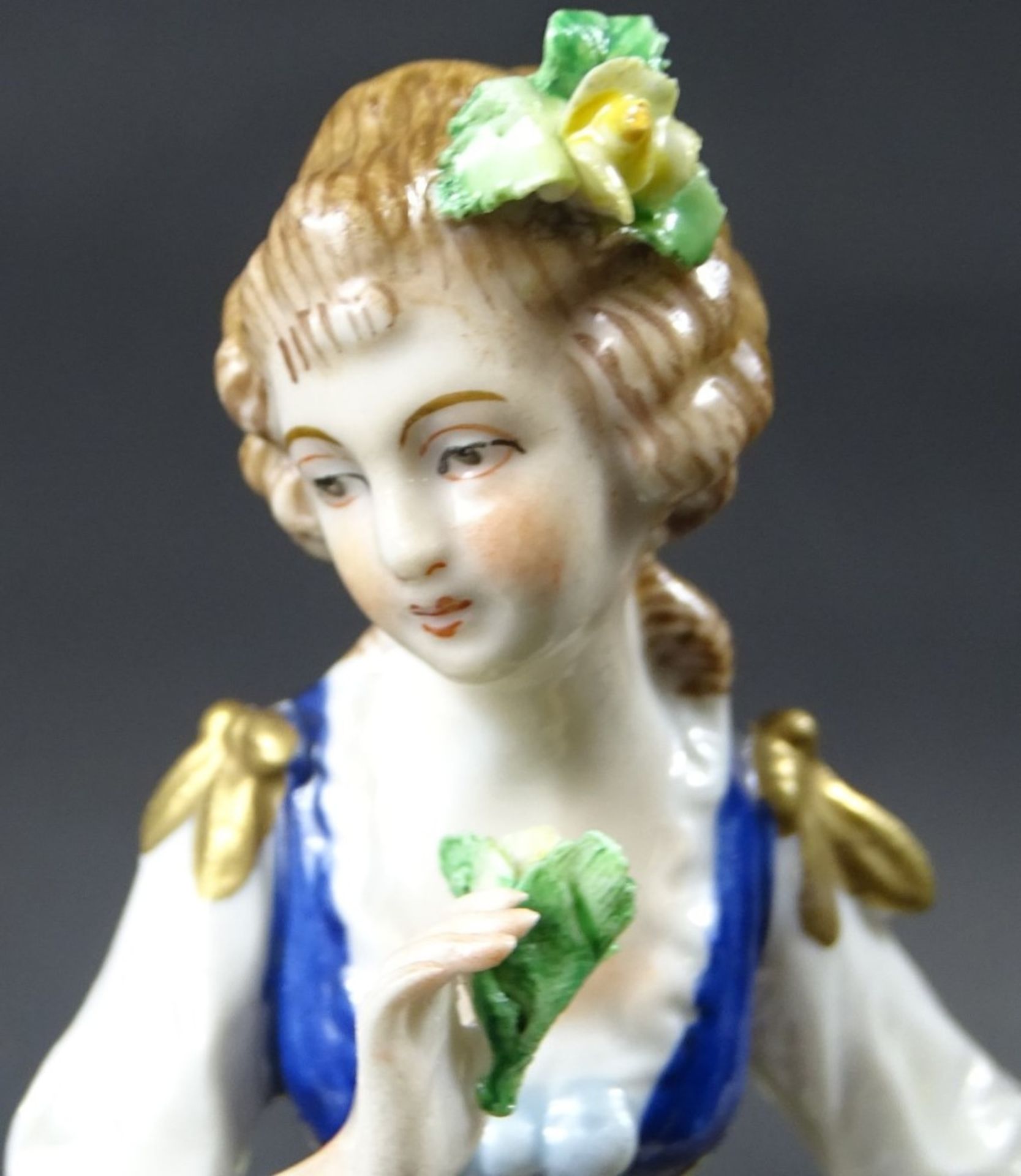 Sitzendorfer Porzellanfigur, Frau mit Hut und Blüte auf Rocaillensockel mit Goldstaffage, Unterseite - Bild 5 aus 7