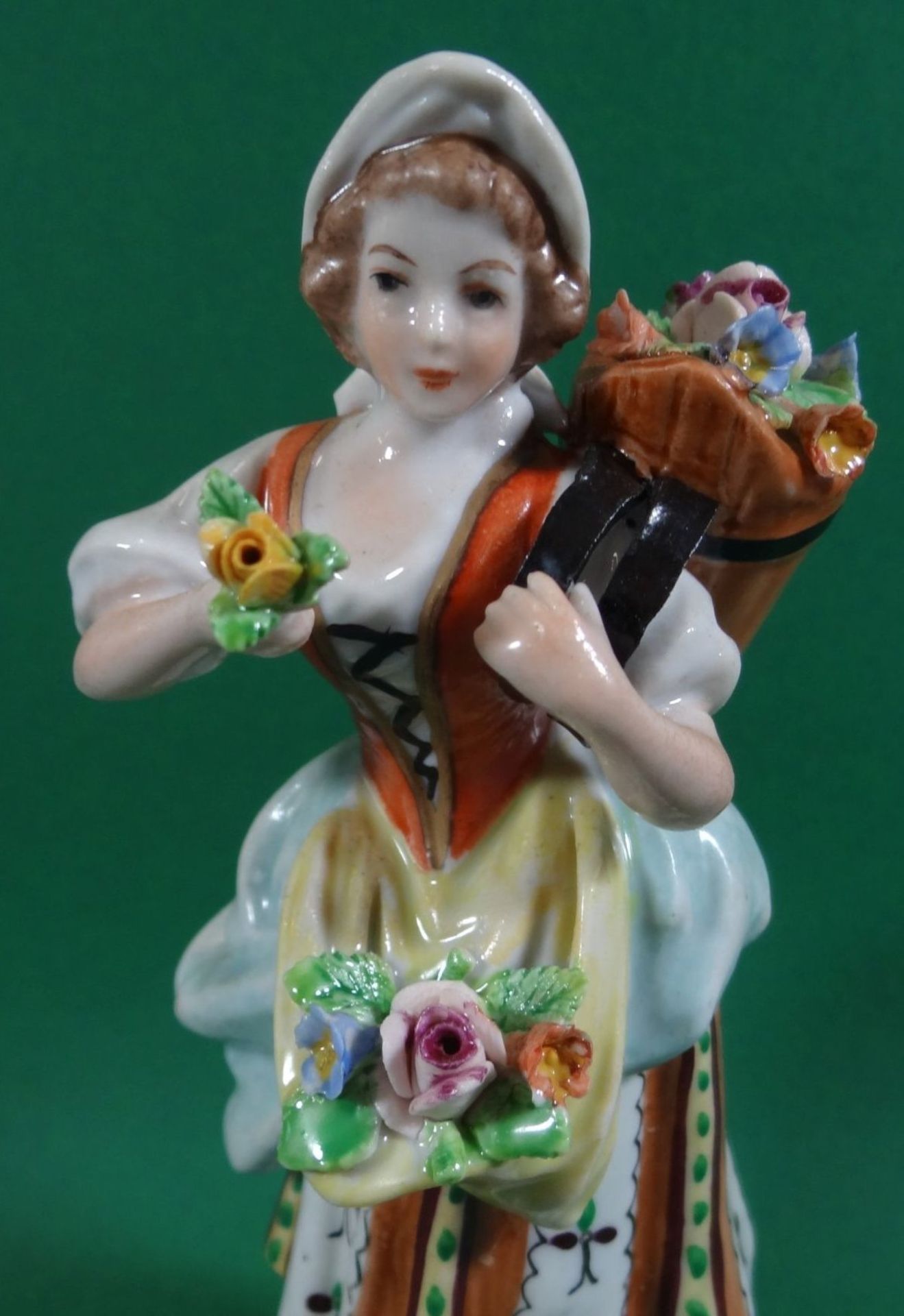 Junge Frau mit Blumenkiepe "Sitzendorf" bemalt, H-14 cm - Bild 3 aus 7