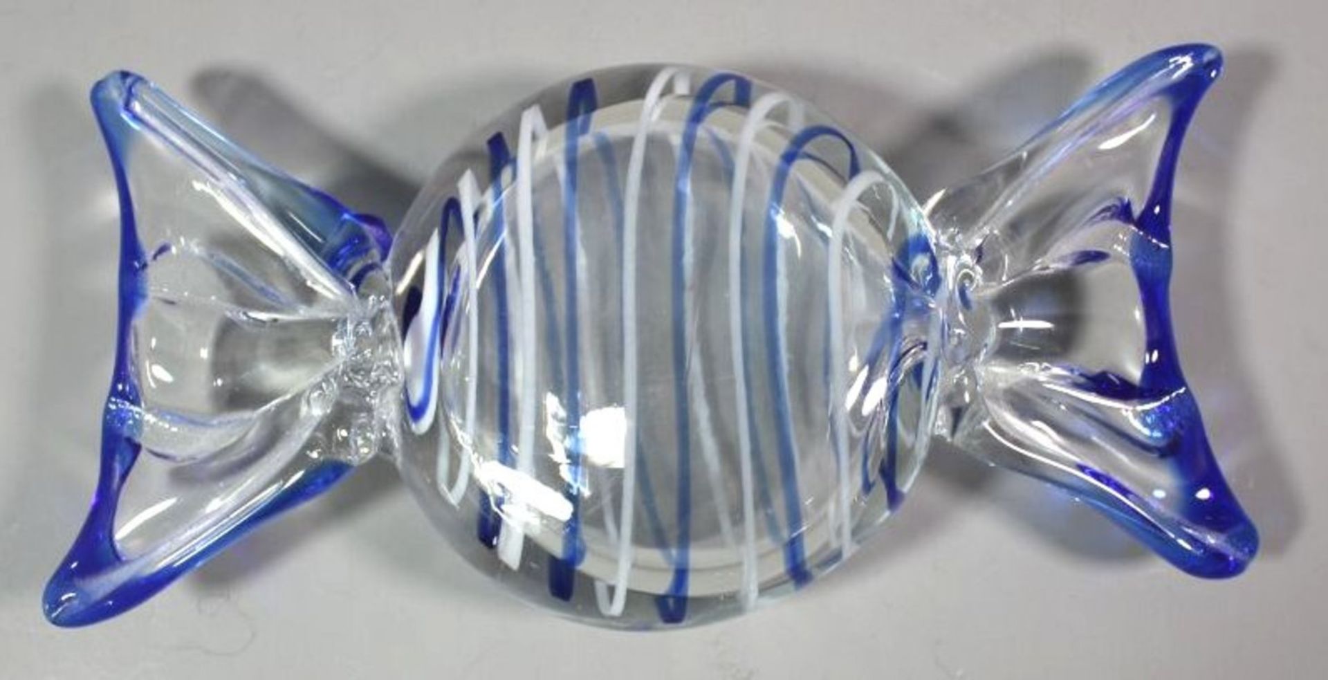 gr. Kunstglas Bonbon, blau/weiße Einschmelzungen, 18 x 9cm. - Image 2 of 2