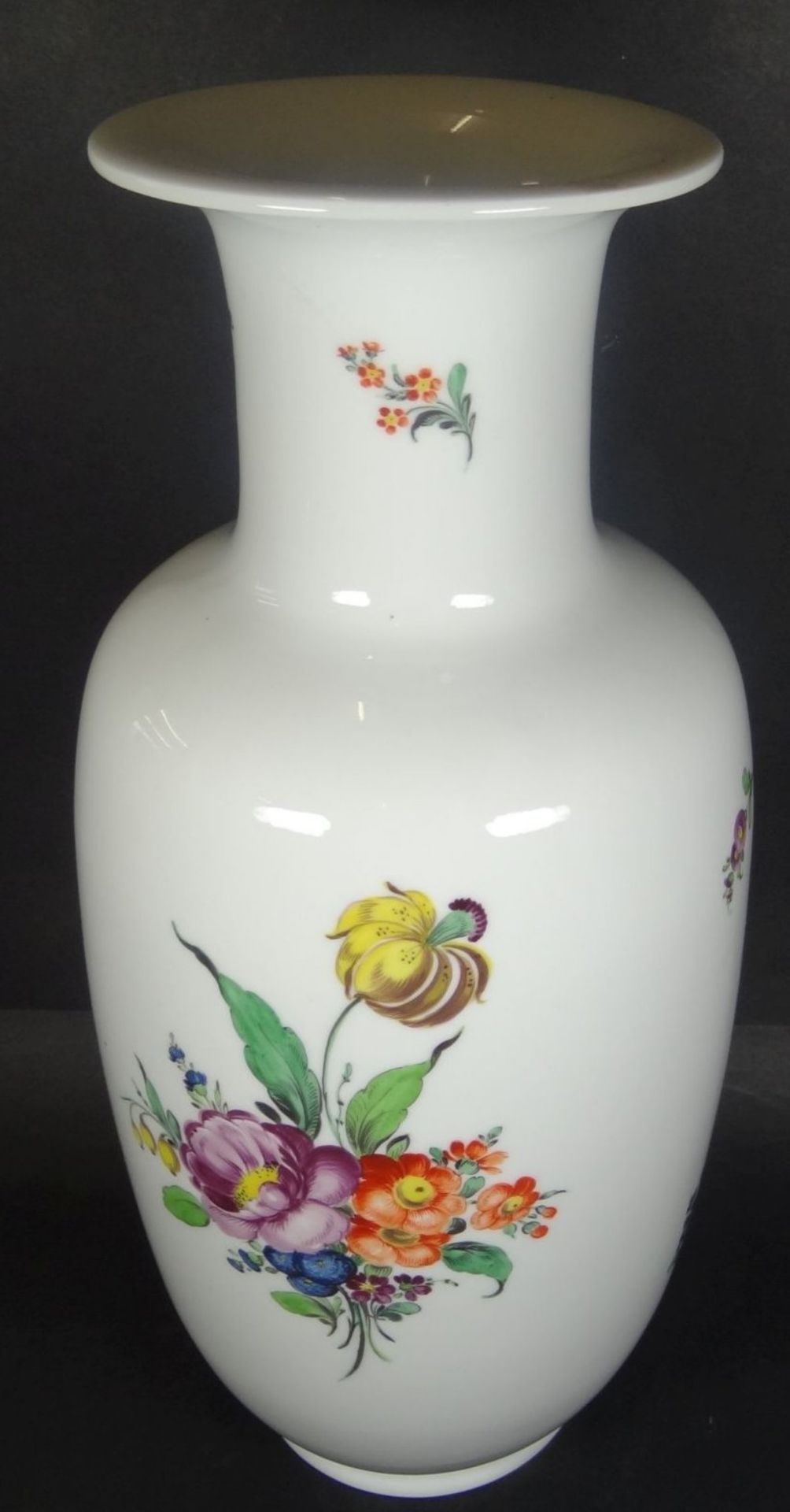 hohe Vase, Nymphenburg und "Vereinigte Werkstätten Bremen", Blumenmalerei, Standring bestossen, H-40 - Image 4 of 8