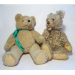 2 Teddybären, ohne Marke, 1 x mit Altersspuren, H. 37 und 39 cm