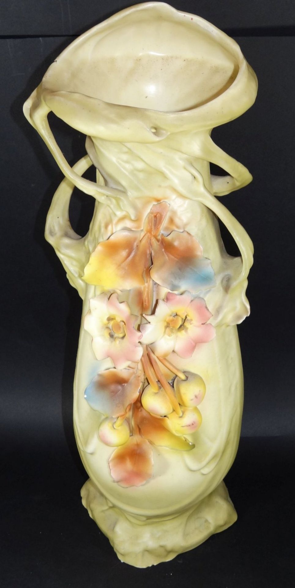grosse Jugendstil-Vase mit aufgesetzten Blüten u. Früchten, H-51 cm, ein Blatt mit Abplatzer, Rand - Image 2 of 8