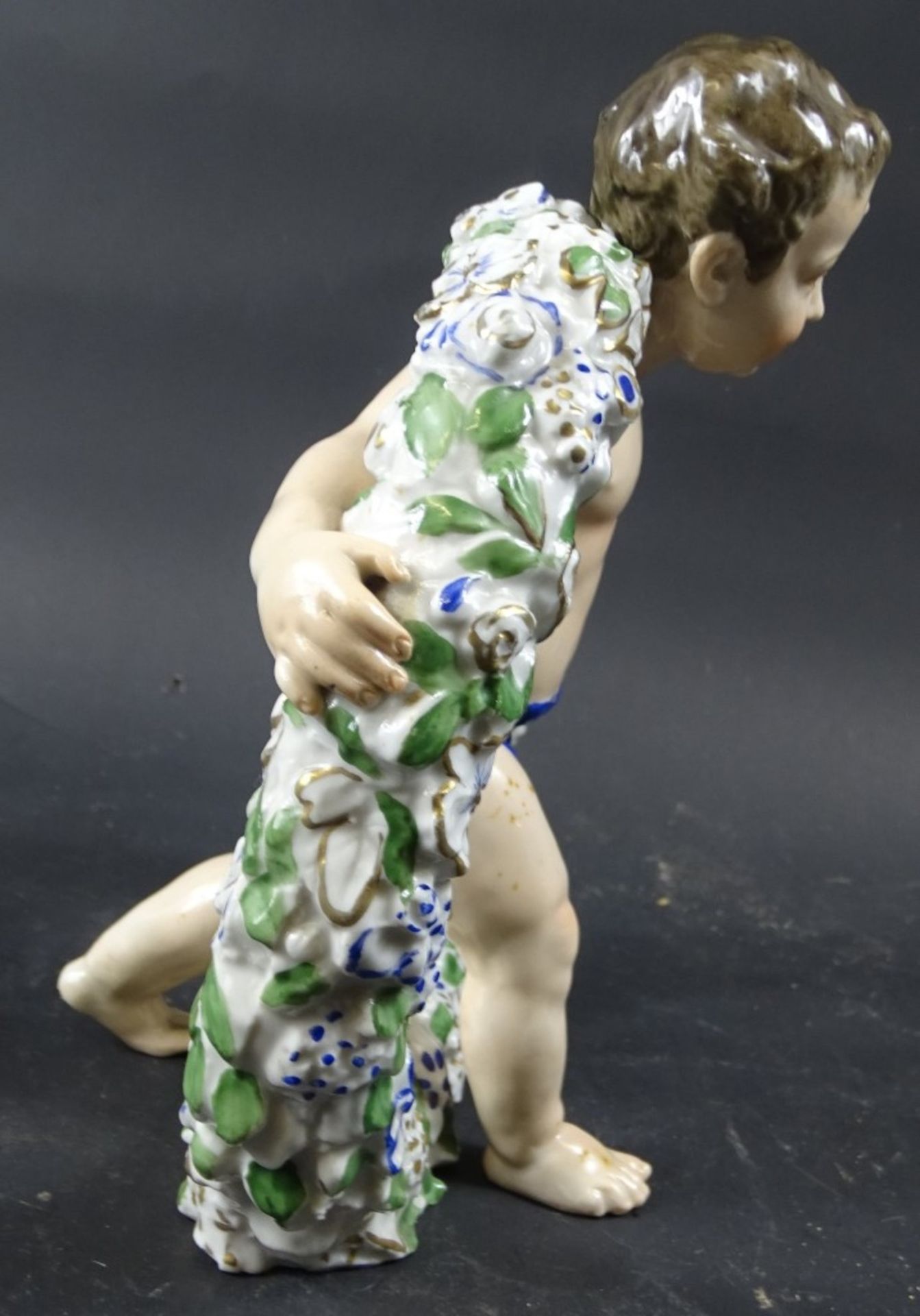 Porzellanfigur, Knabe mit Blumenkranz, KVE-Marke, H. ca. 20,5 cm, Körper weist Flecken auf - Bild 4 aus 7