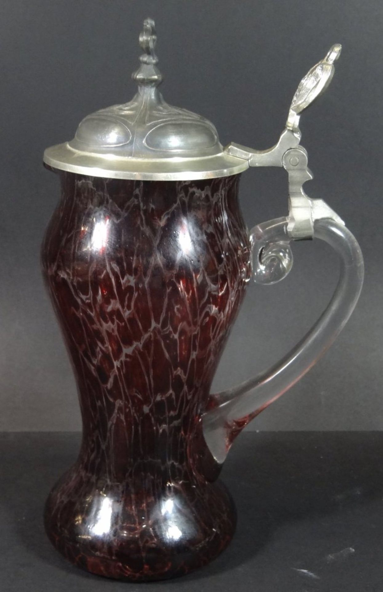 Jugendstil-Weinkrug mit Zinndeckel, weiss geädertes rotes Glas, H-24 cm - Image 3 of 7