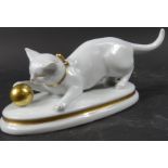 Porzellanfigur, Katze mit Ball, ca. 1930, Metzler & Orloff, Mod.nr. 4204, H. 7,8 cm, Länge Basis: 17