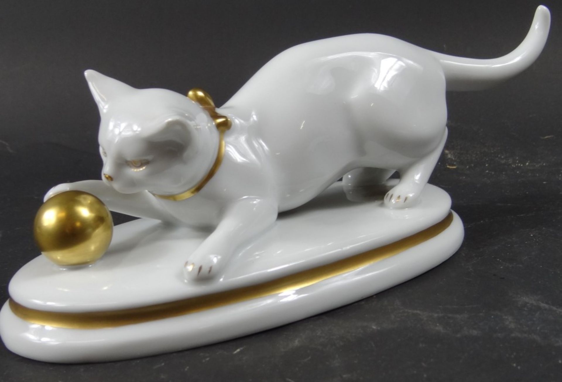 Porzellanfigur, Katze mit Ball, ca. 1930, Metzler & Orloff, Mod.nr. 4204, H. 7,8 cm, Länge Basis: 17