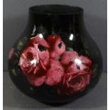 Schwarzglas Vase mit floralen Dekor,H-16cm,Rand berieben und tw.Abplatzer
