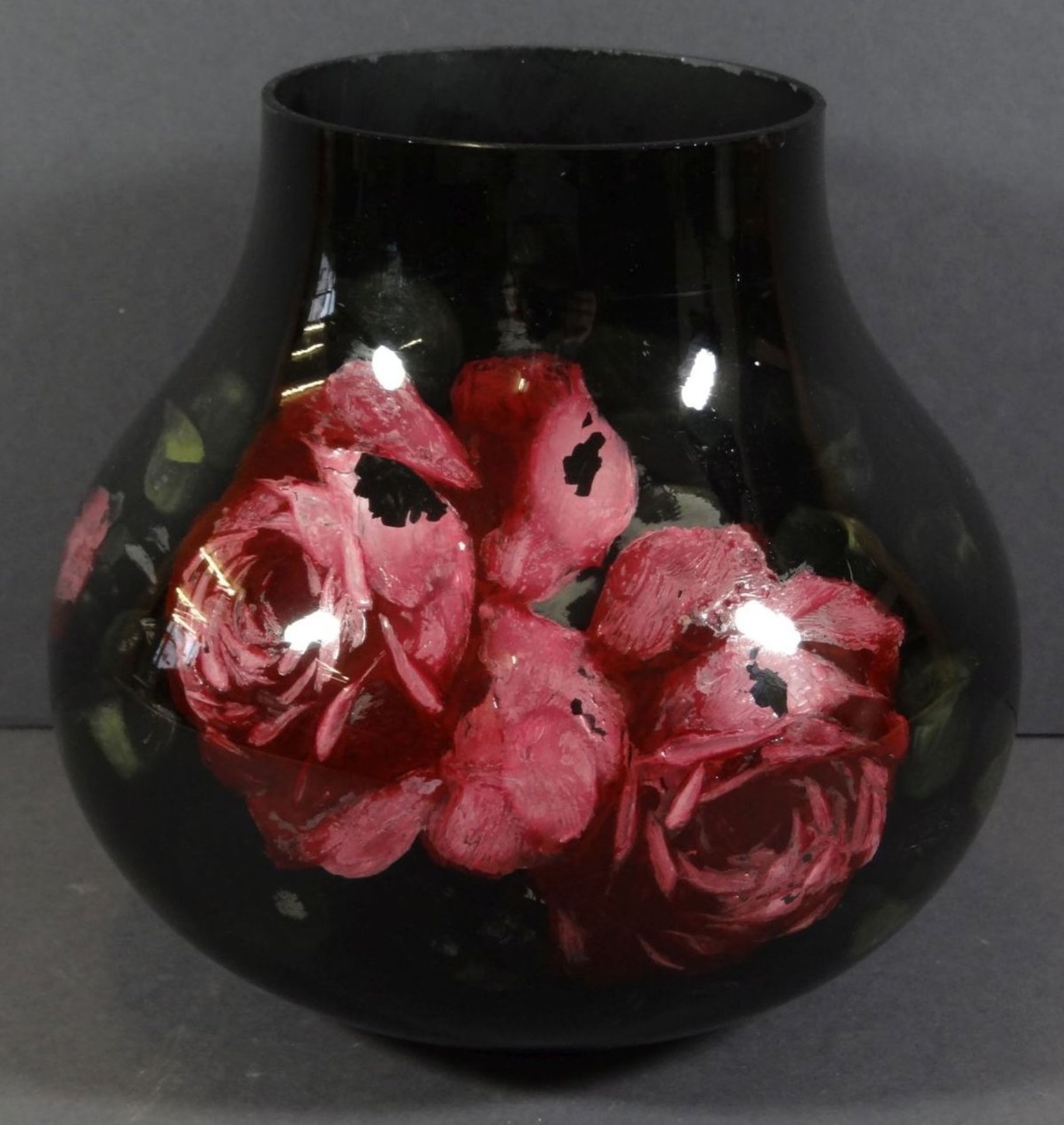 Schwarzglas Vase mit floralen Dekor,H-16cm,Rand berieben und tw.Abplatzer