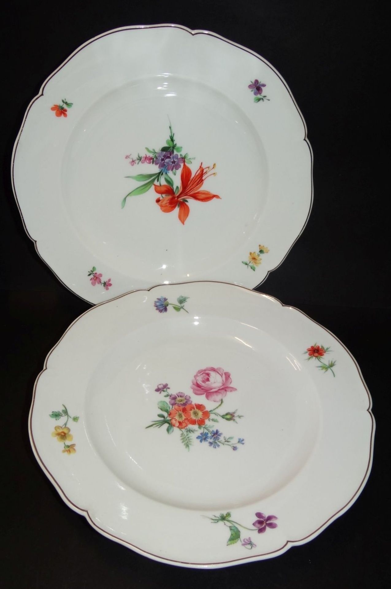 2x flache Teller "KPM" Berlin, Blumenmalerei, D-24,5 cm