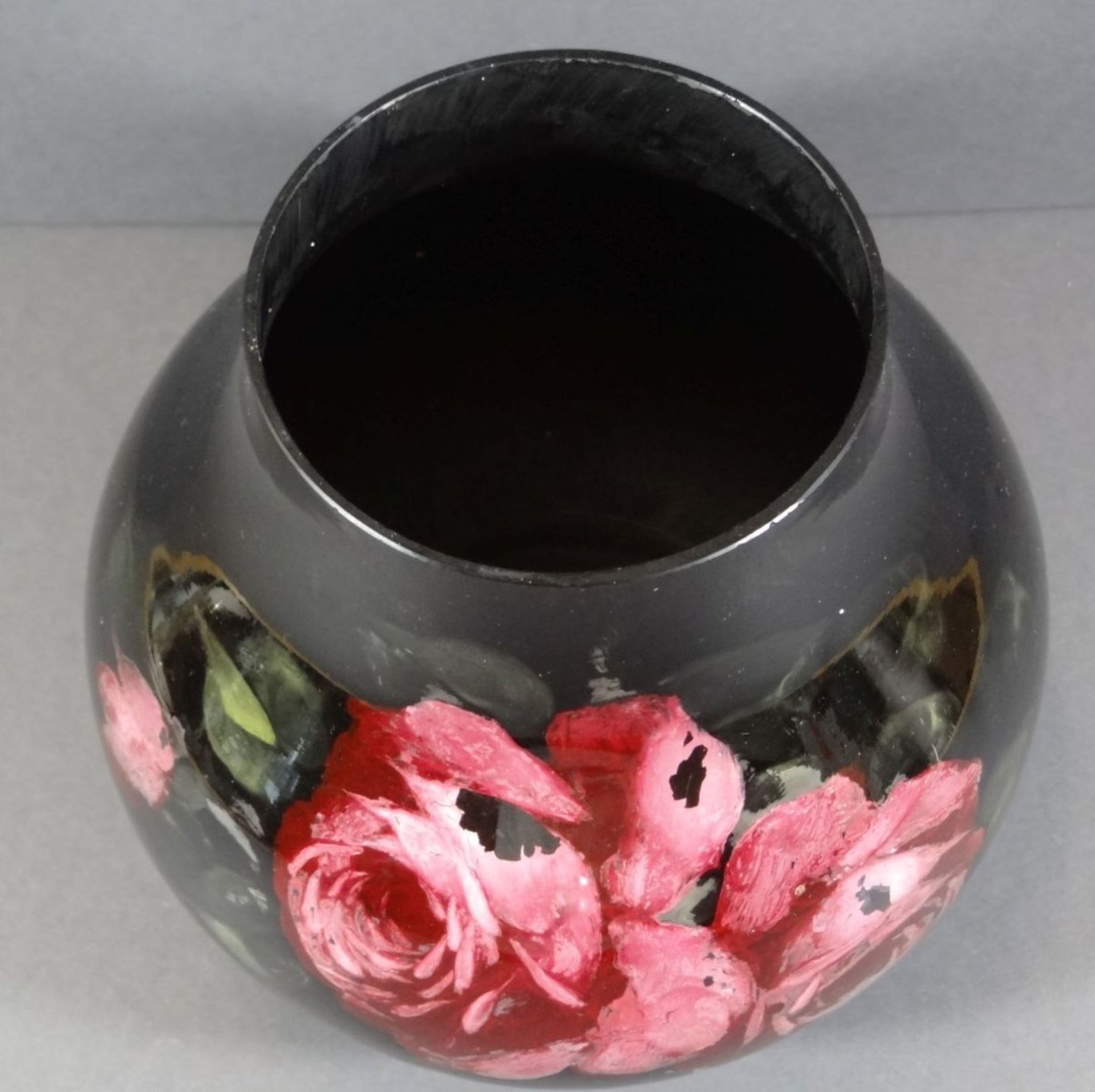 Schwarzglas Vase mit floralen Dekor,H-16cm,Rand berieben und tw.Abplatzer - Image 5 of 7