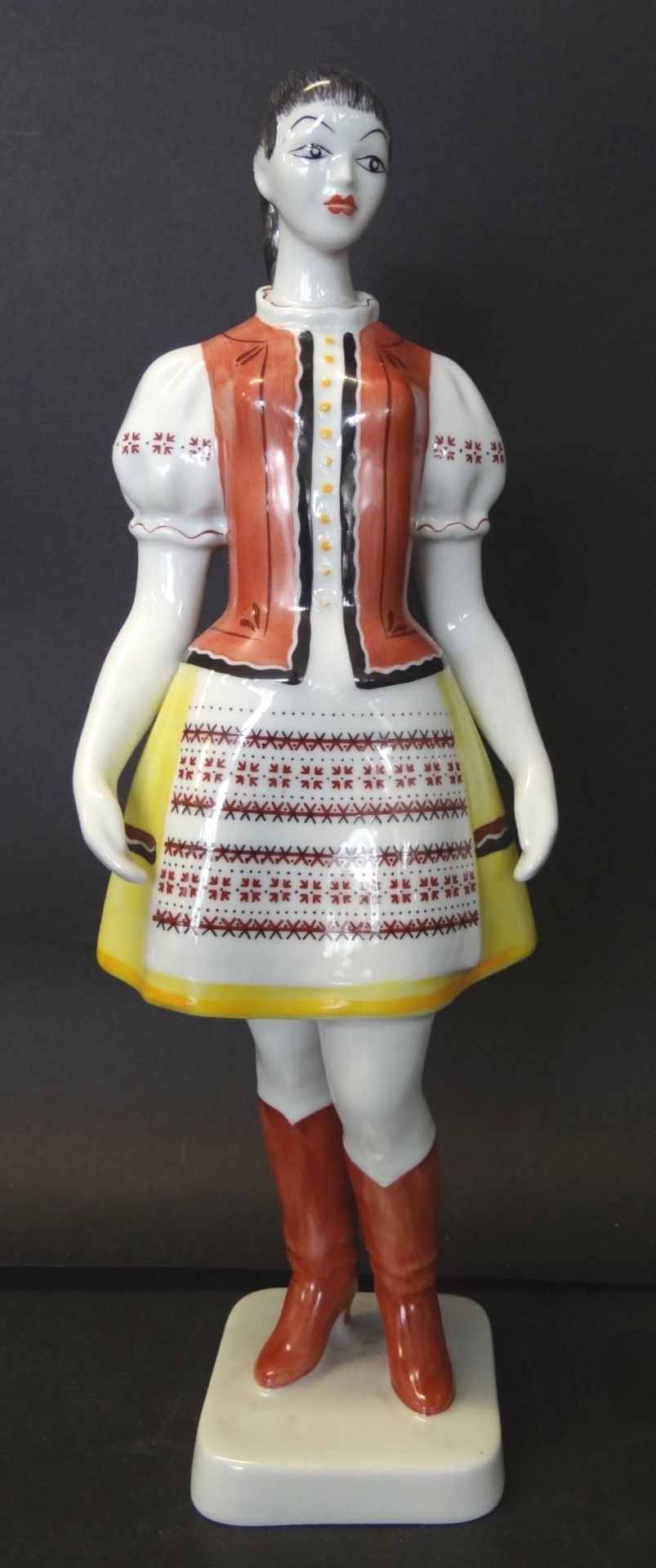 hohe Figur, Mädchen in ungarischer Tracht "Hollohaza", H-29 cm,