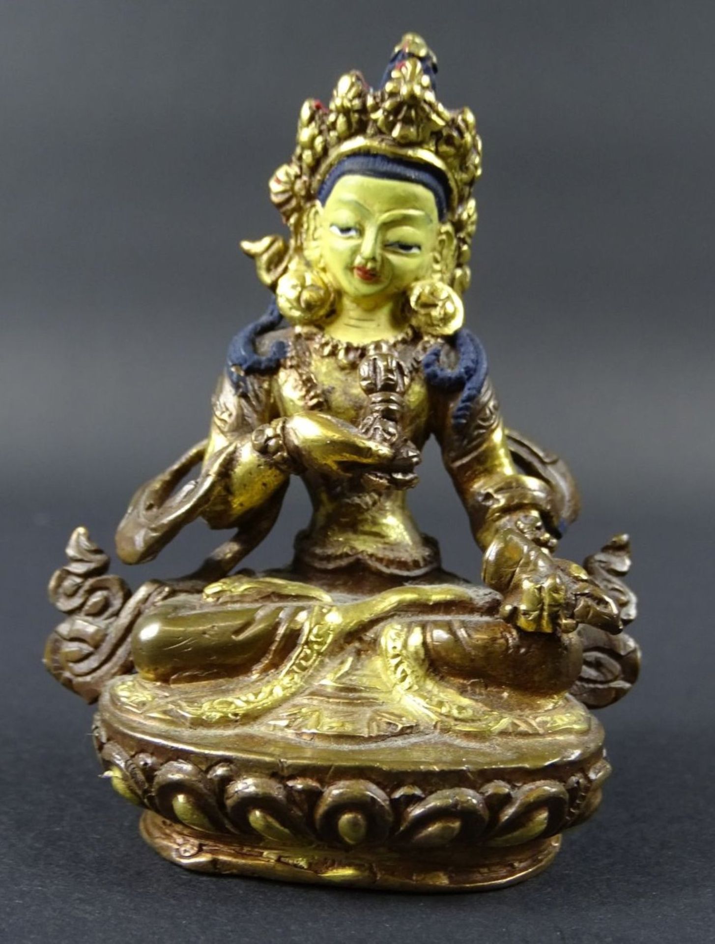 kl. buddhistische Gottheit, Bronze, tw. bemalt, H-8 cm, B-6 cm