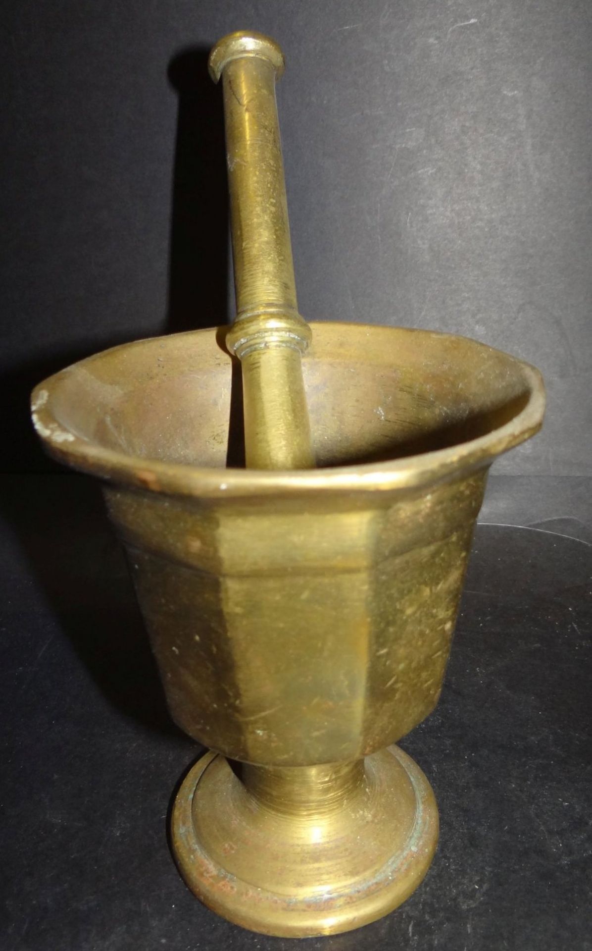 hoher Bronze-Mörser mit Pistill, auf Stand, H-13 cm, 18/19. Jhd.