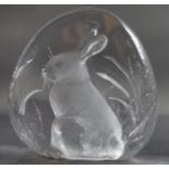 Paperweight mit Hasen, Ritzsignatur, Skandinavien, 9,5x9,5 cm