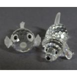 Zwei "Swarovski" Tiere, Hund und Fisch,H-3,5-4,0cm, ein Bein des Hundes fehlt