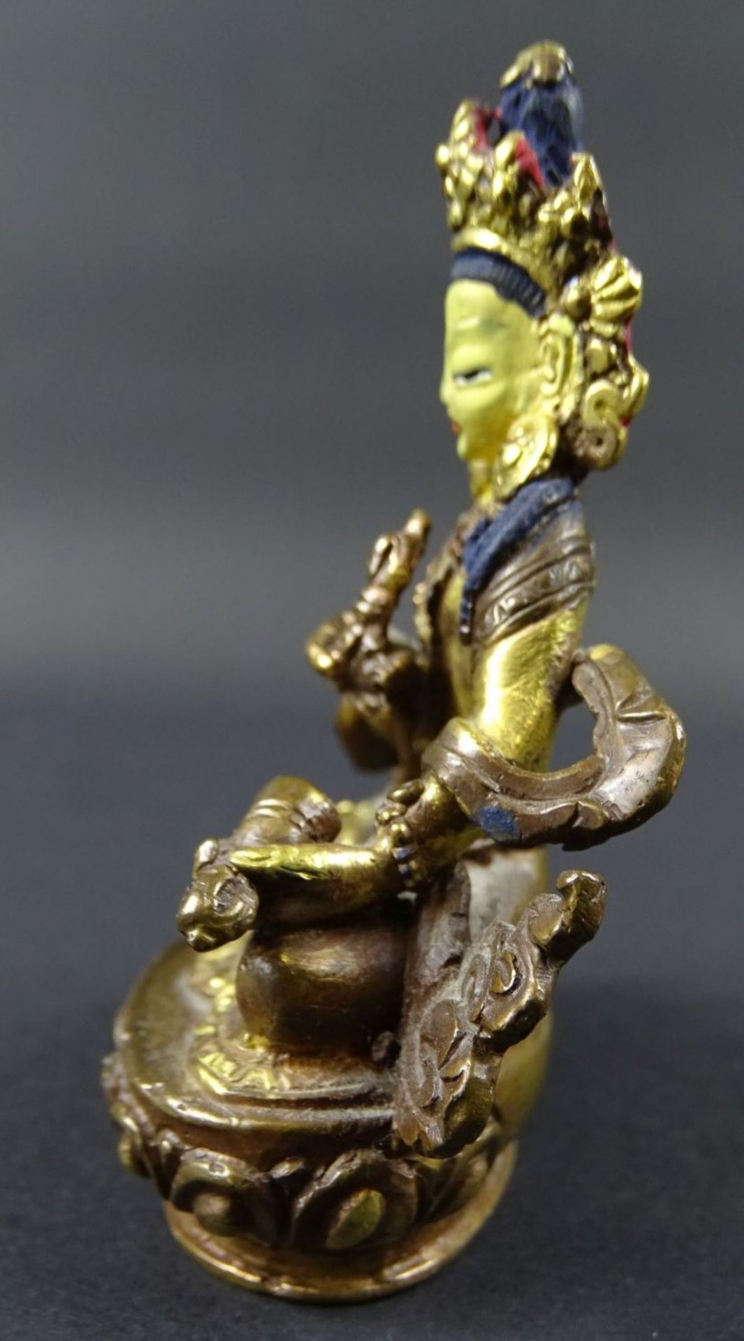 kl. buddhistische Gottheit, Bronze, tw. bemalt, H-8 cm, B-6 cm - Image 2 of 3