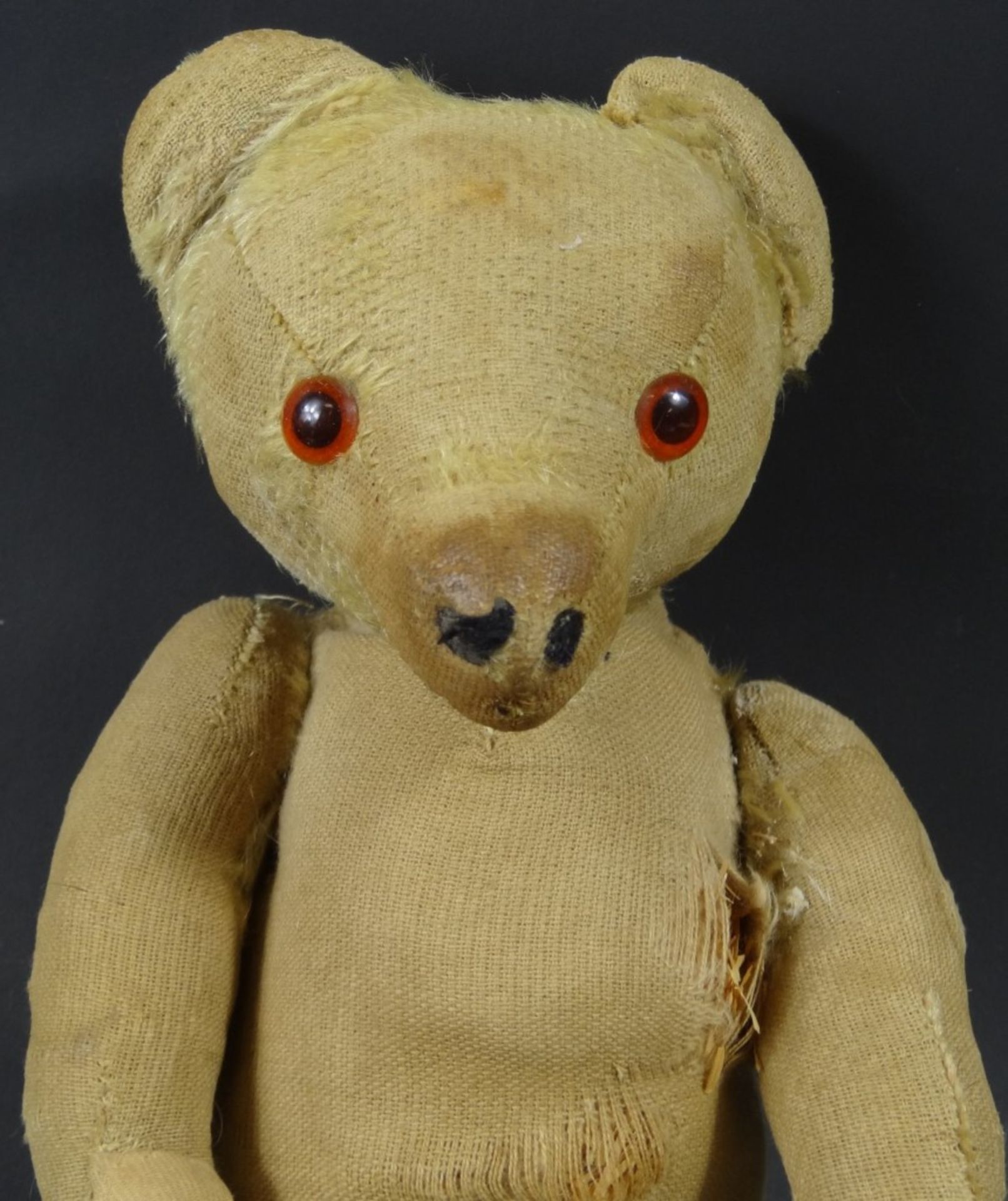 Alter Teddybär, stark bespielt, Arme, Beine und Kopf beweglich, L. 31,5 cm - Image 5 of 5