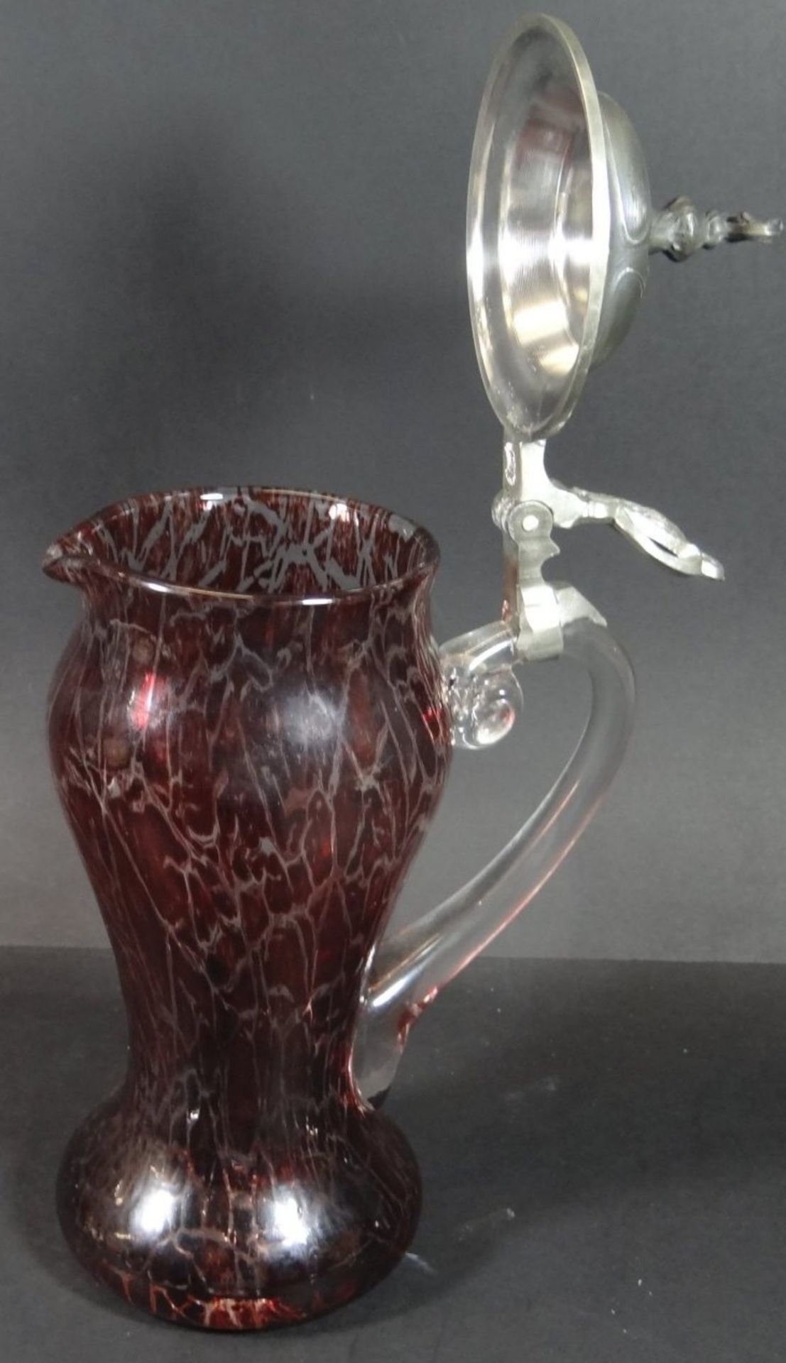 Jugendstil-Weinkrug mit Zinndeckel, weiss geädertes rotes Glas, H-24 cm - Image 5 of 7