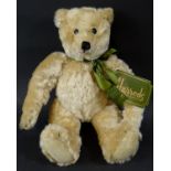 Harrods Teddybär mit Ettiket, bewegliche Arme und Beine, H. ca. 32 cm, sehr guter Zustand