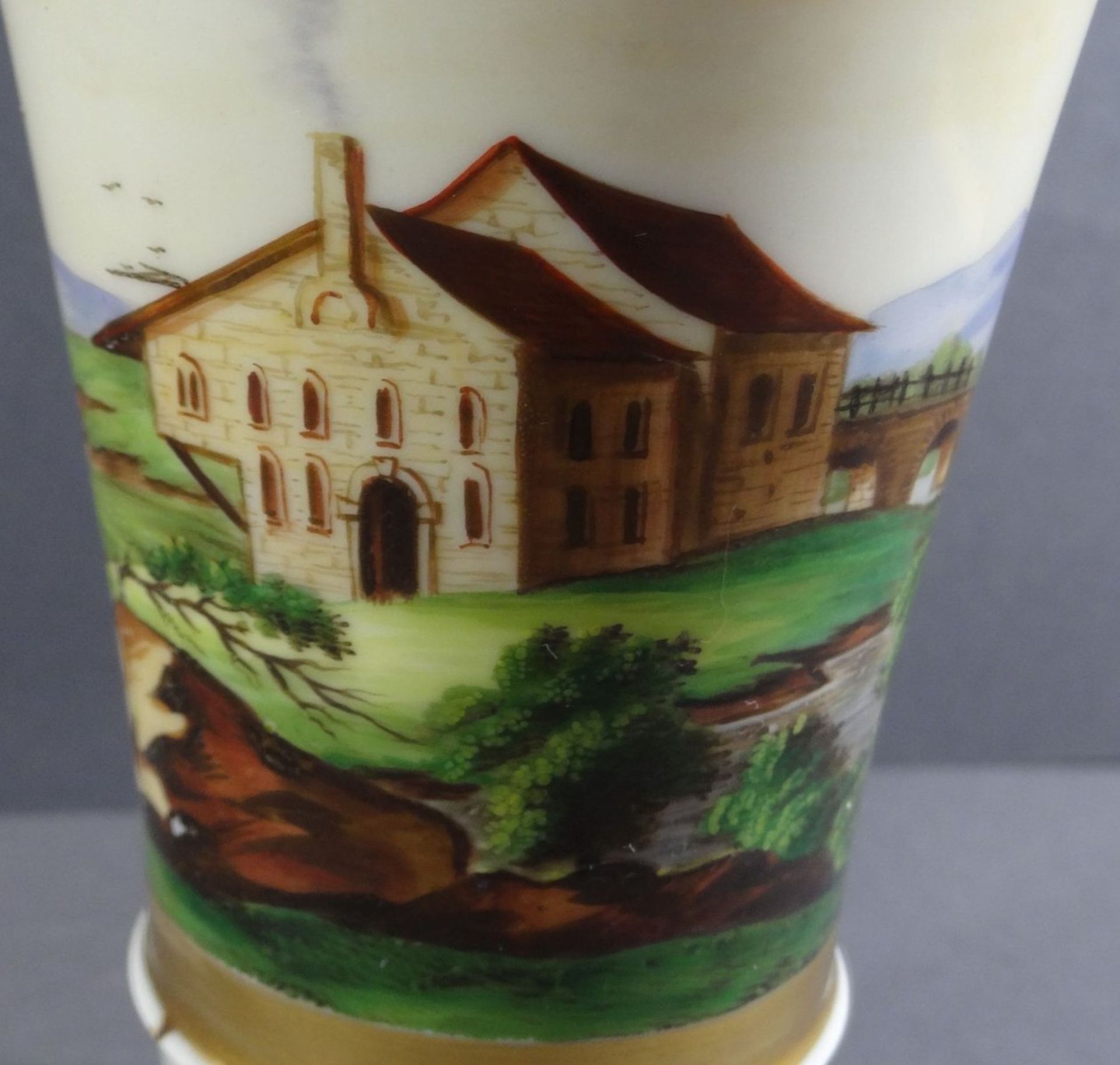 Biedermeier-Trichtervase mit Landschaftsbemalung, Golddekor berieben,Stand mit kl. Abplatzer, H-22 - Image 3 of 6