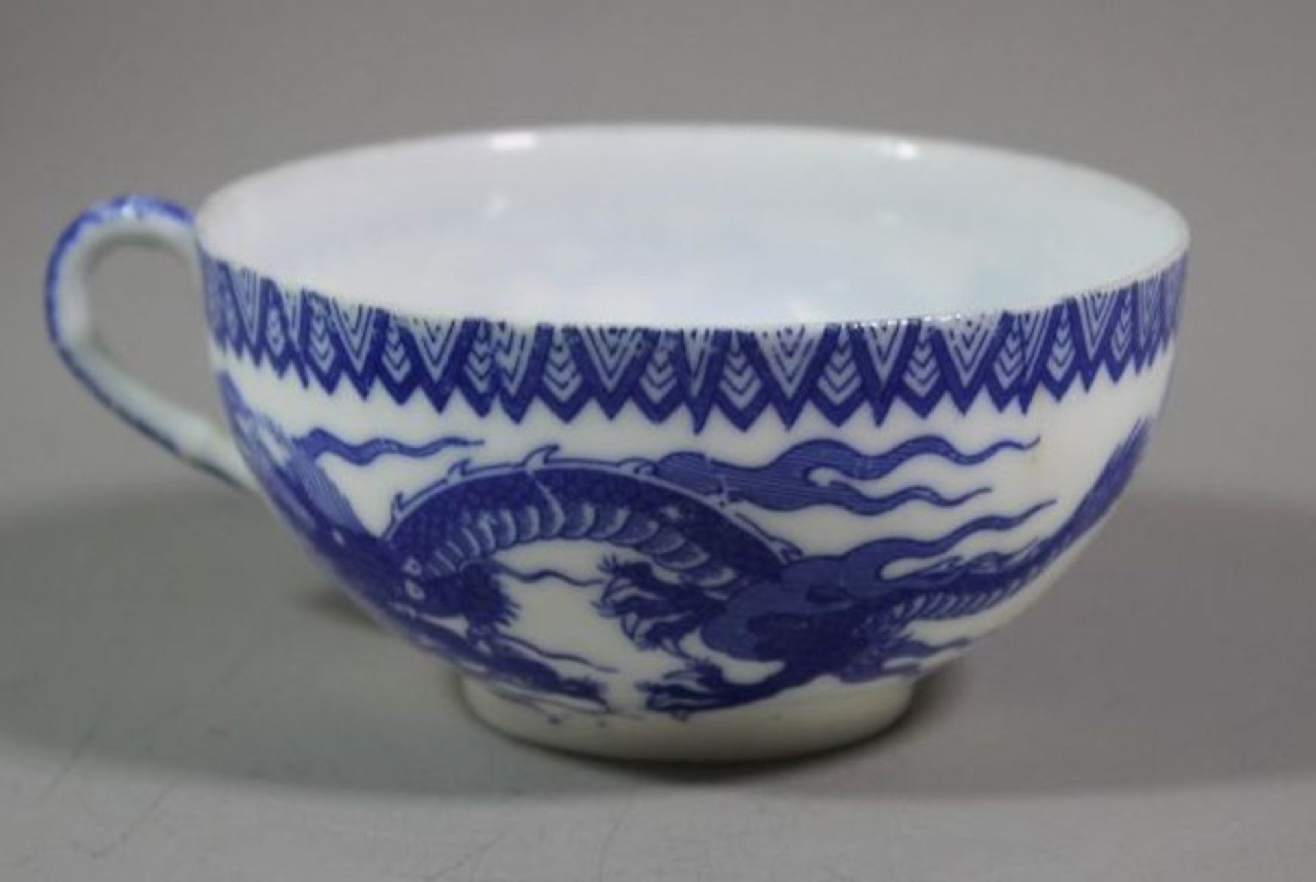 Teetasse mit U.T., China, blauer Drache, gemarkt, Tasse H-4,5cm. - Image 2 of 4