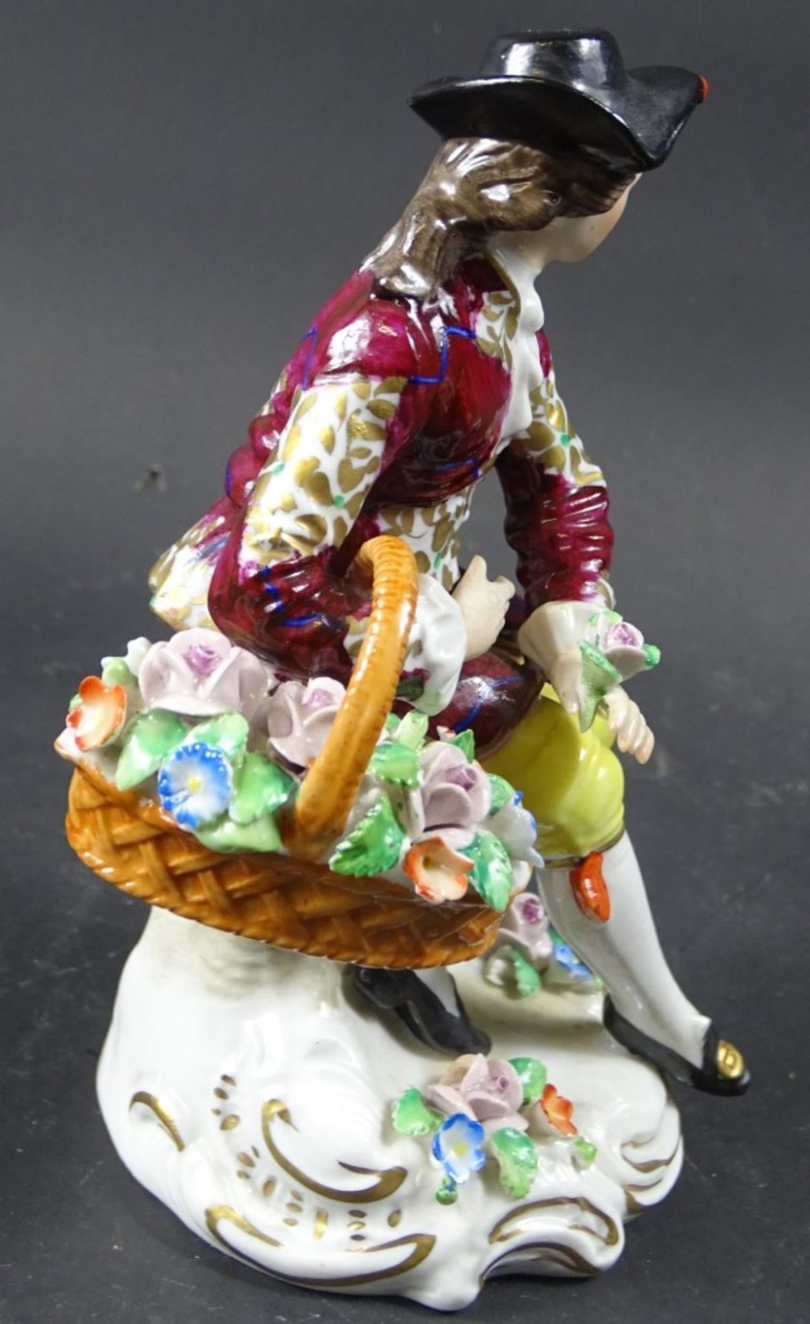 Sitzendorfer Porzellanfigur, Junger Mann mit Blumen, H. ca. 13,5 cm, Marke auf der Unterseite, guter - Bild 5 aus 8