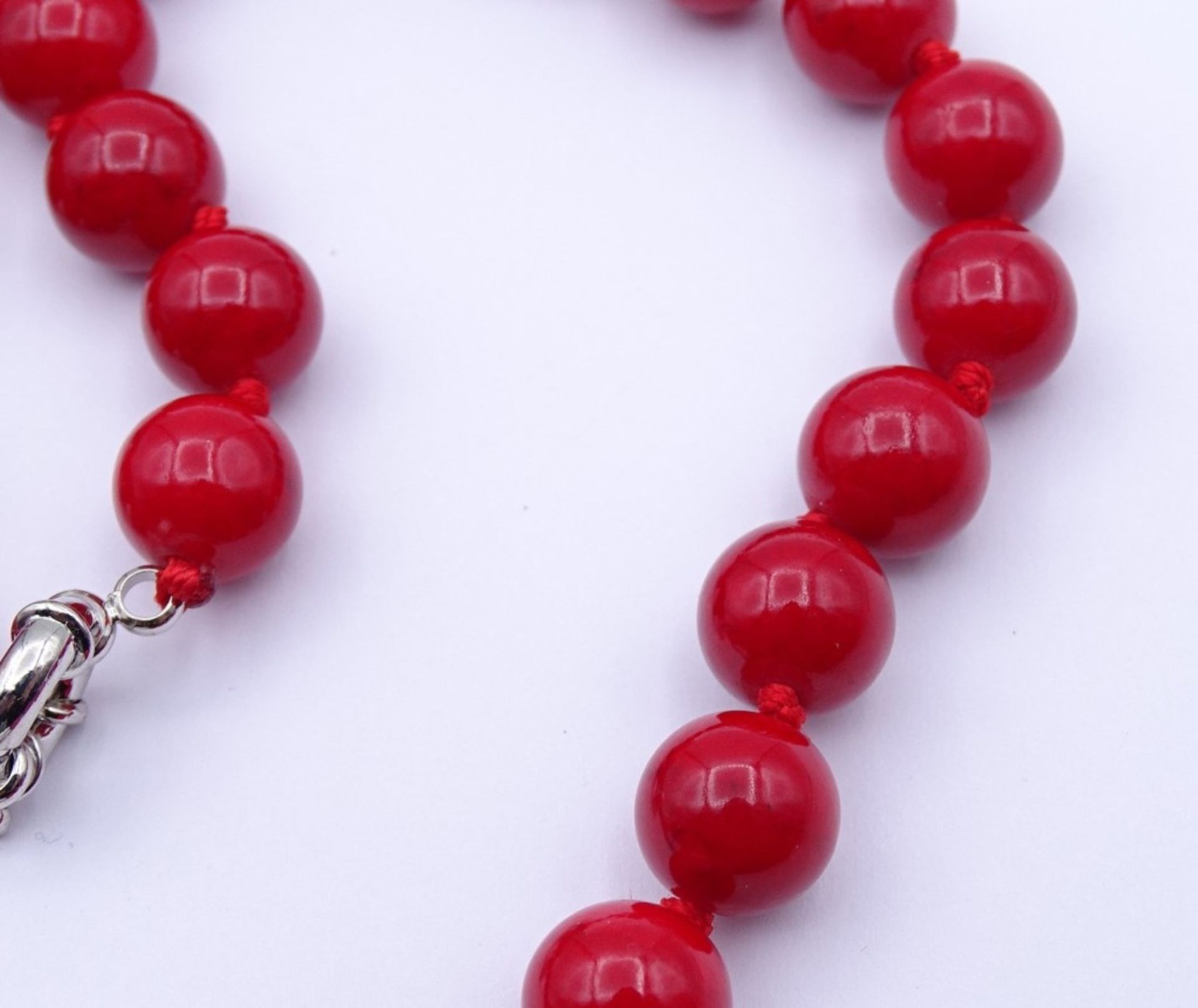 Halskette mit roten Kugeln und Perle,silberfarbener Verschluss,ca.L- 44cm - Bild 4 aus 4