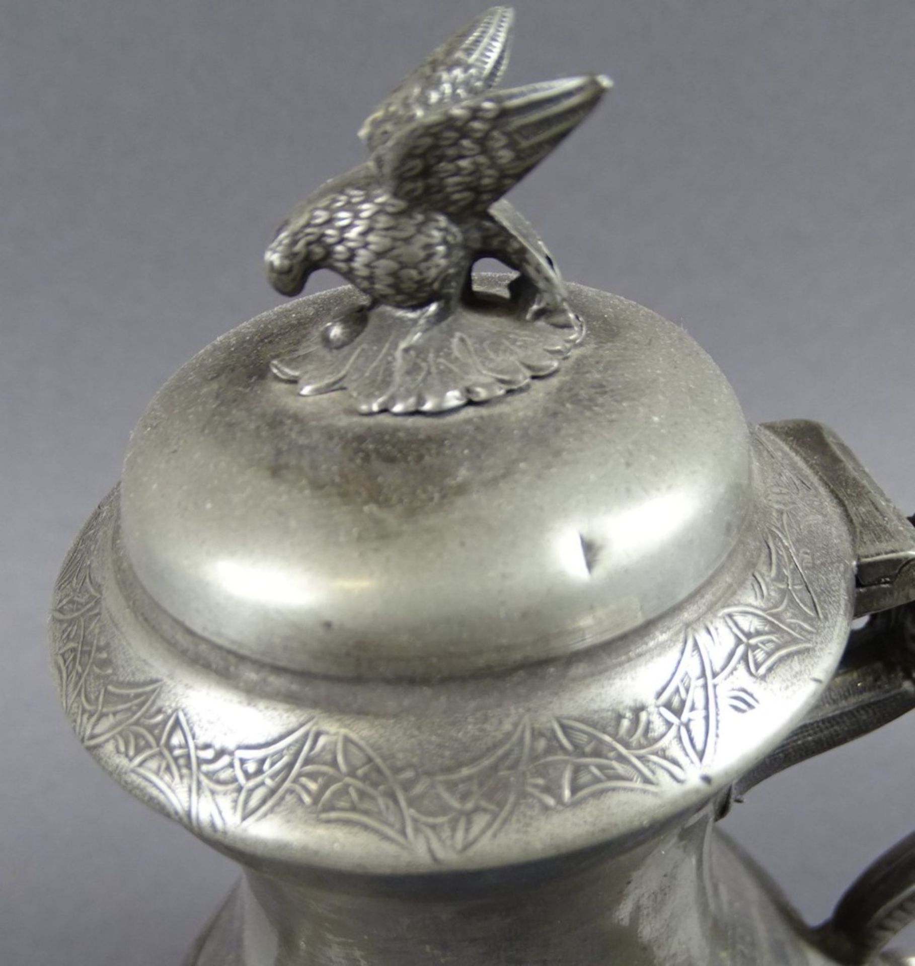 Alte Teekanne,silberzinn, mit vollplastischen Adler,reich verziert,H-19cm,Alters-u. Gebrauchsspuren - Image 3 of 4