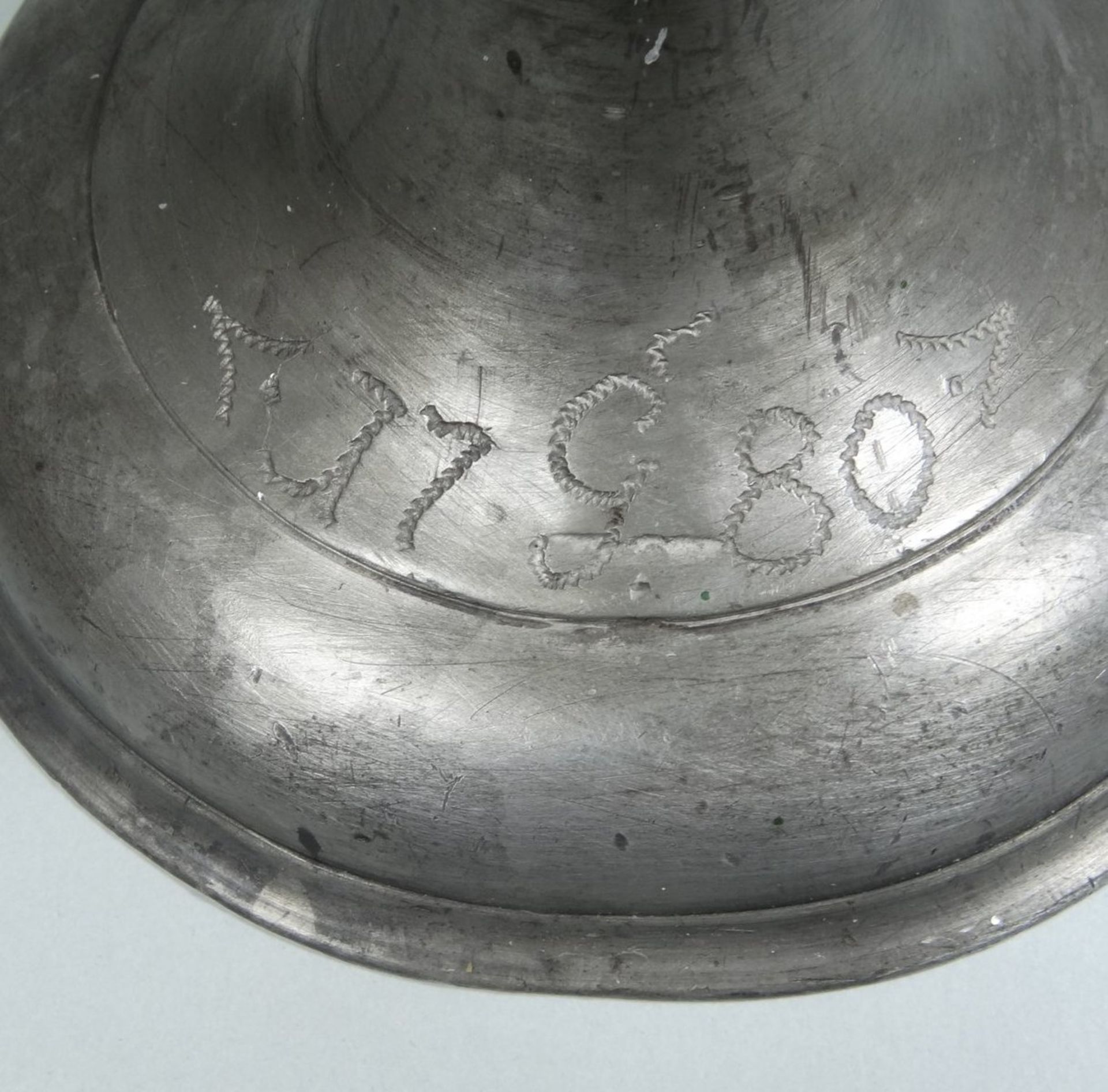hohe figürliche Bergmanns-Öllampe aus Zinn, dat. 1780, H-33 cm, B-21 cm, seltene Ausführung, guter - Image 8 of 10