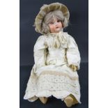 Alte Theodor Recknagel-Porzellankopfpuppe, Masse-Gliederkörper, gemarkt "1909 dep RA", H. ca. 34 cm,