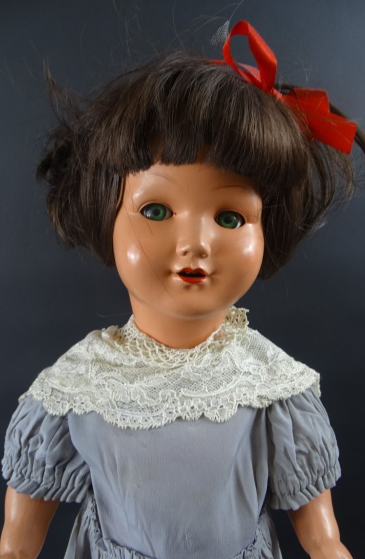 Alte Puppe, Kunststoffkörper- und Kopf, H. 60 cm, ungemarkt, Schlafaugen, geöffneter Mund mit 2 - Image 3 of 6