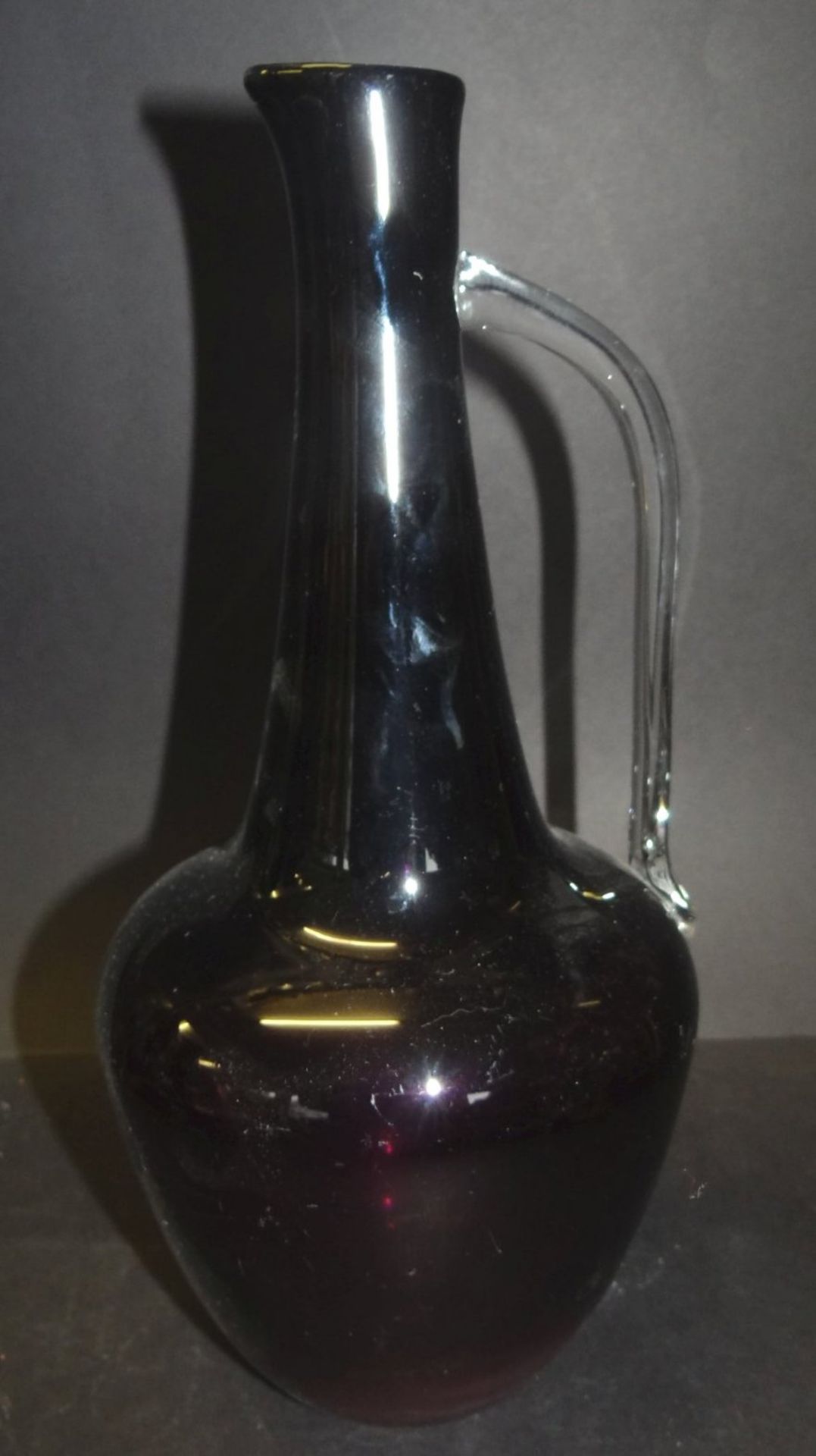 Kunstglas-Krug, violett/klar, H-30 cm, ausgeschliffener Abriss