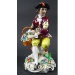 Sitzendorfer Porzellanfigur, Junger Mann mit Blumen, H. ca. 13,5 cm, Marke auf der Unterseite, guter