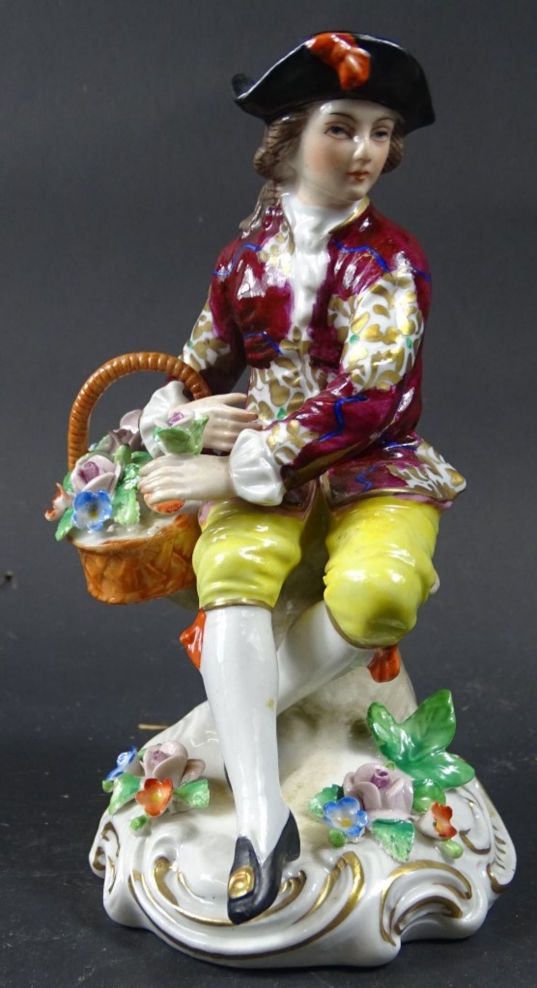 Sitzendorfer Porzellanfigur, Junger Mann mit Blumen, H. ca. 13,5 cm, Marke auf der Unterseite, guter