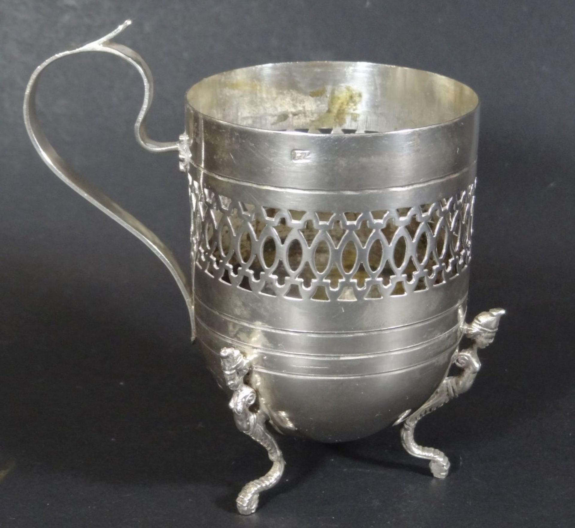 gr. Silber-Teeglashalter, getragen von 3 Nixen, geprüft, H-10 cm, D-6 cm, 98 gr.