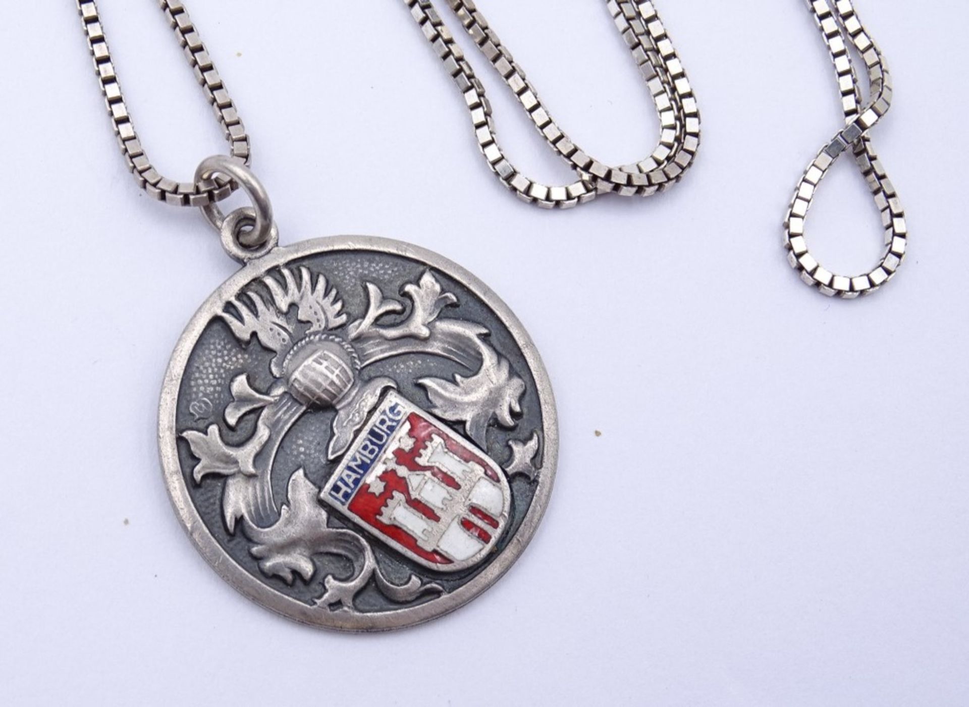 925er-Silberanhänger mit Wappen von Hamburg an Kette, Dm. Anhänger: 2,8 cm, L. Kette: 59 cm, zus.: - Bild 2 aus 3