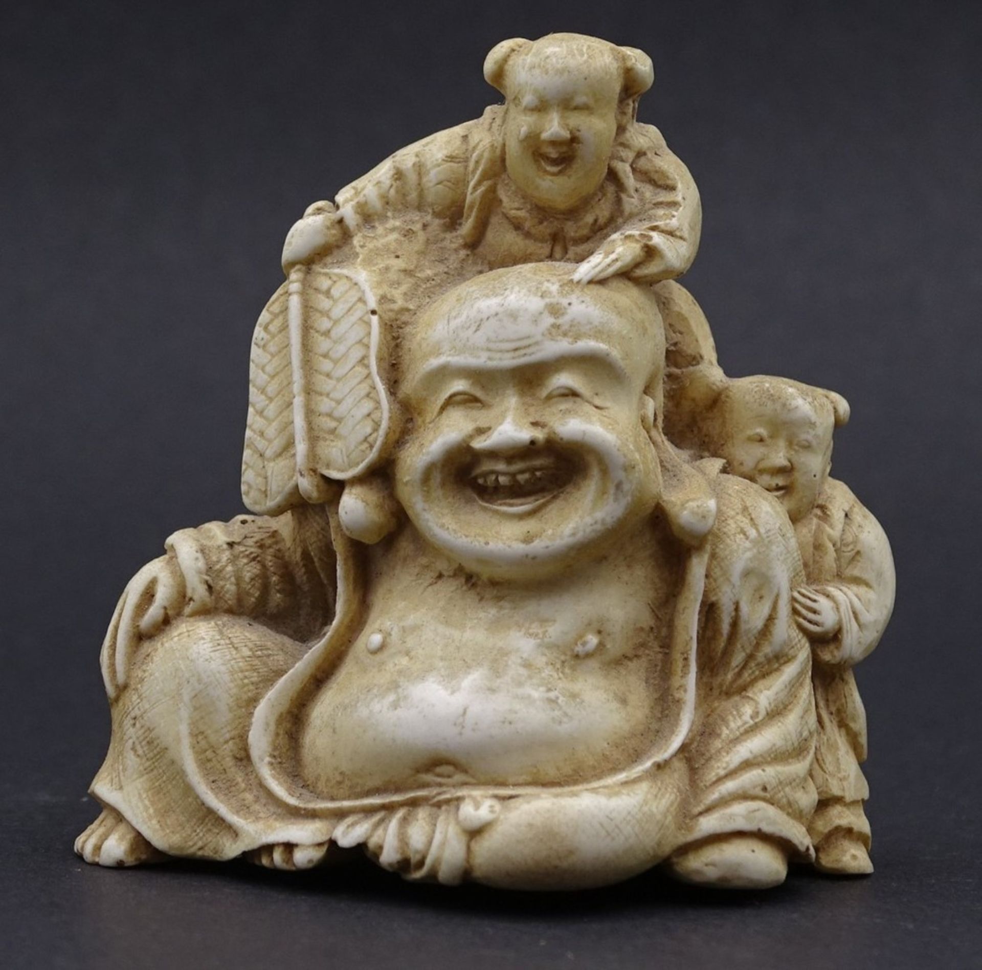 Netsuke - lachender Buddha mit Kindern, H- 5,2cm