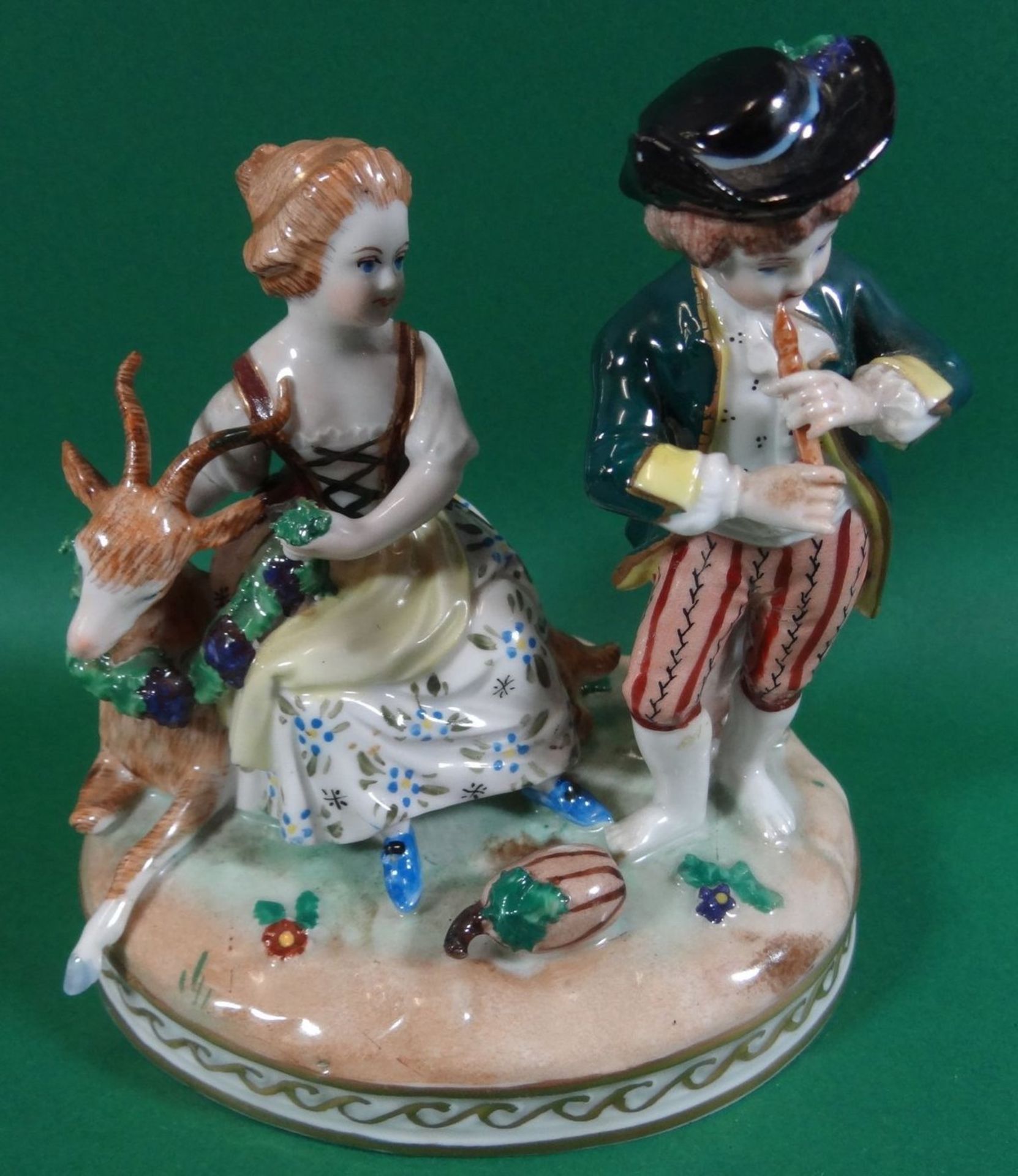 Junges Paar mit Ziege "Dresden-Potschappel" bemalt, H-13,5 cm, D-13 cm