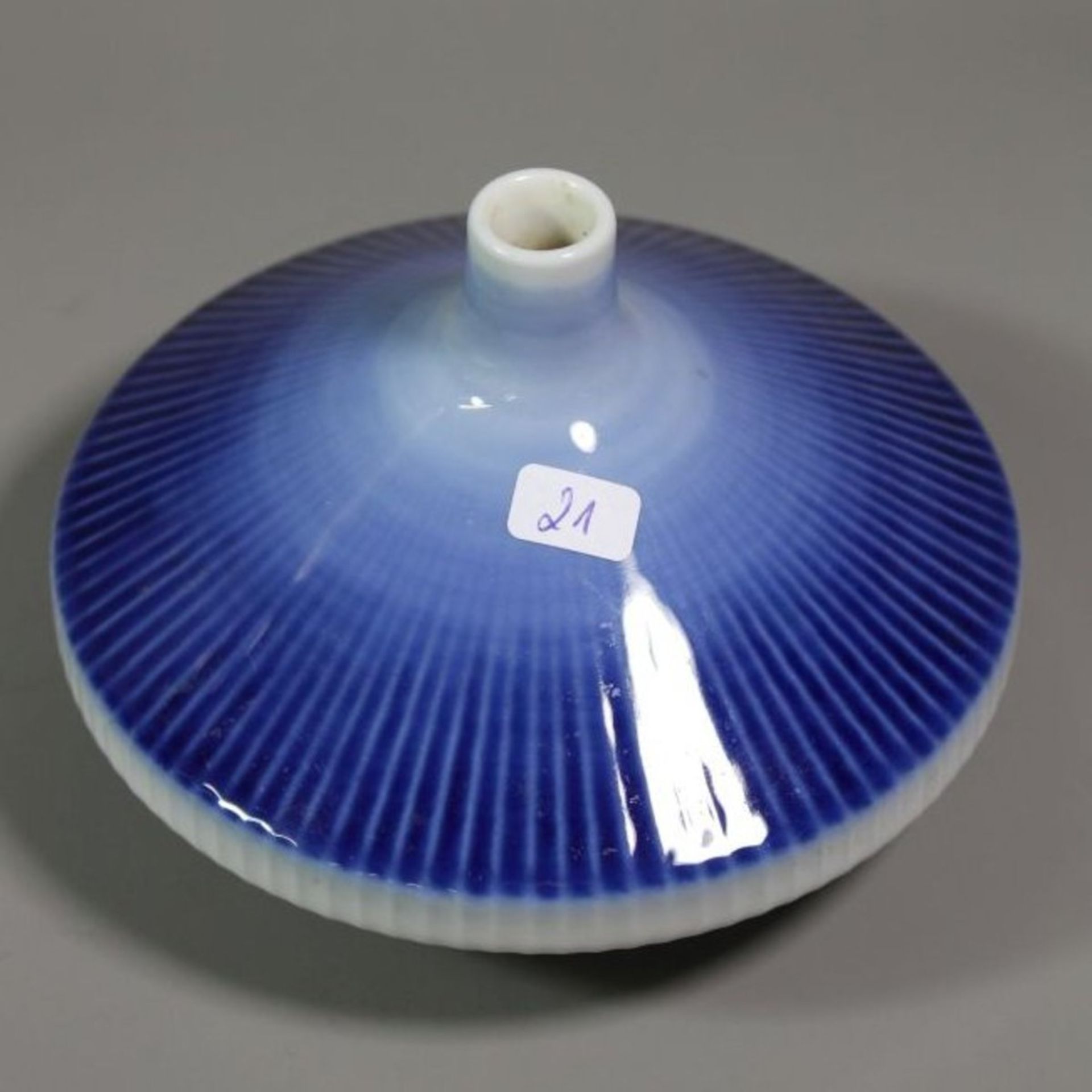 Vase, KPM Berlin, blaue Szepter und Reichapfelmarke, blau/weiß, H-9cm ca. D-13cm.