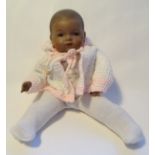 Babypuppe mit Porzellankopf, Marke "AM", H. ca. 34 cm, eingesetzte Augen, weicher Körper, Beine