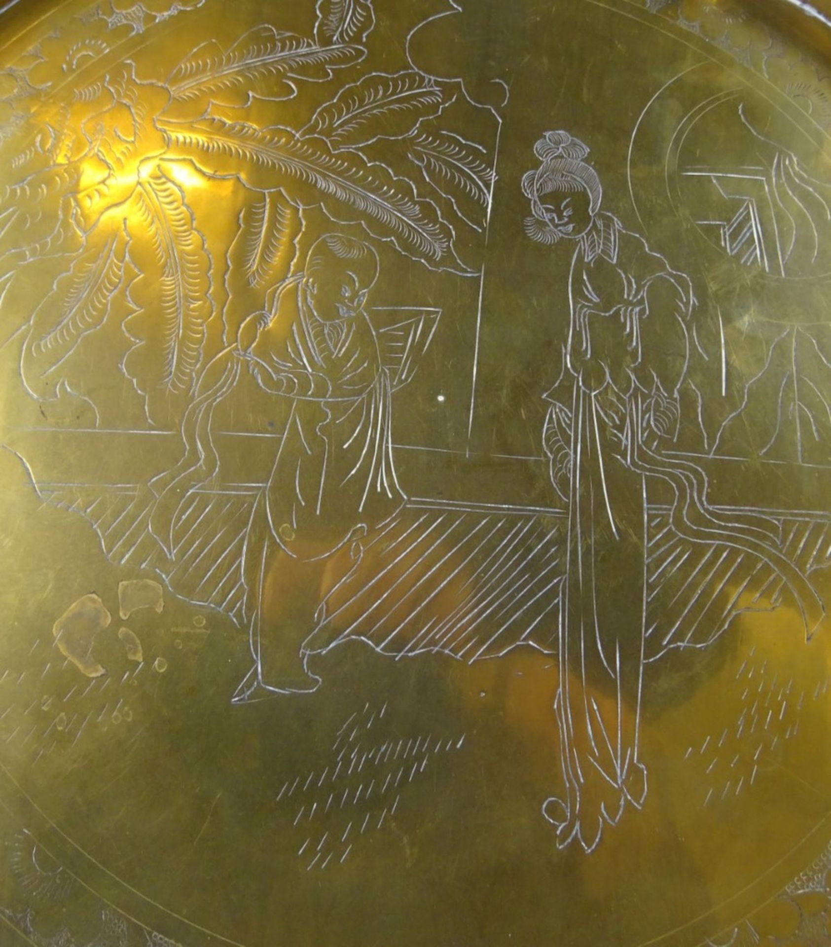Messing-Tablett, China, mit figürlicher Verzierung, Dm. 28 cm, Alters- und Gebrauchsspuren - Image 2 of 4