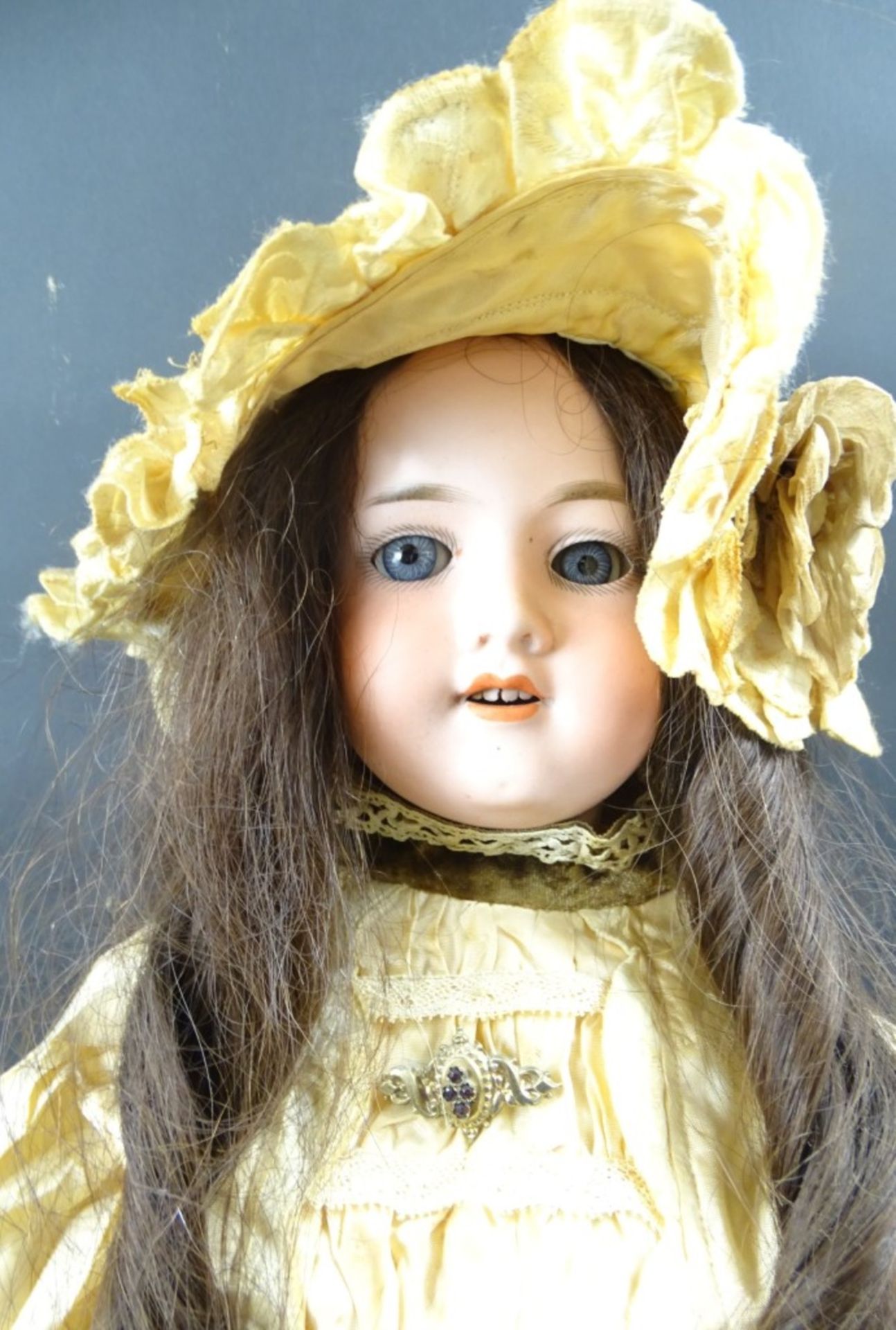 Alte Armand Marseille-Puppe mit Porzellankopf, H. ca. 62 cm, Schlafaugen, obere Zahnreihe, - Image 3 of 6