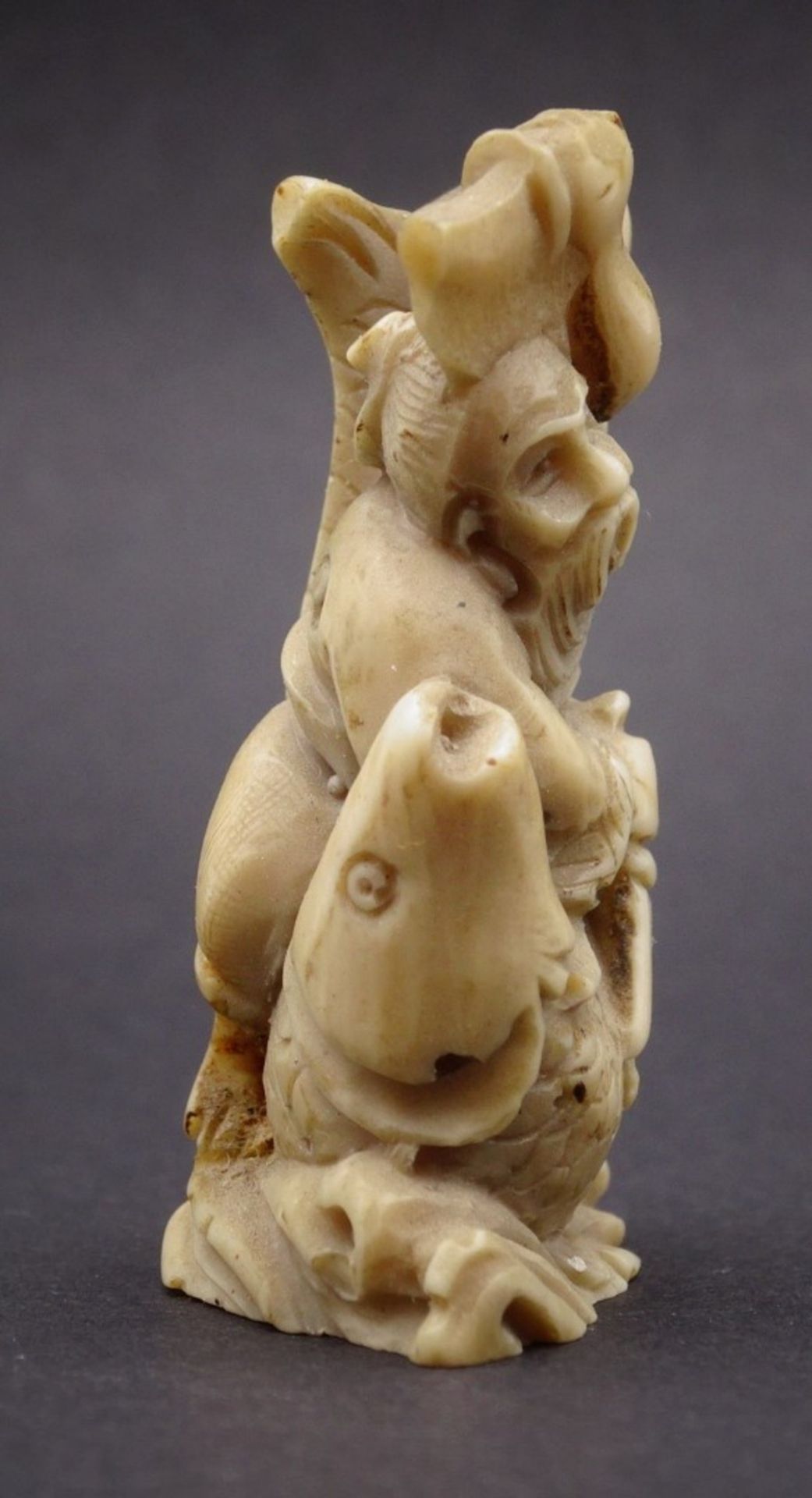 Netsuke - Fischer mit Messern und Fisch ,H-4,7cm, Klingenspitze fehlt - Bild 4 aus 5