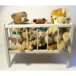 Konvolut alter Stofftiere mit Puppenbett, hauptsächlich Teddybären, insgesamt 11 Stück, L. größter