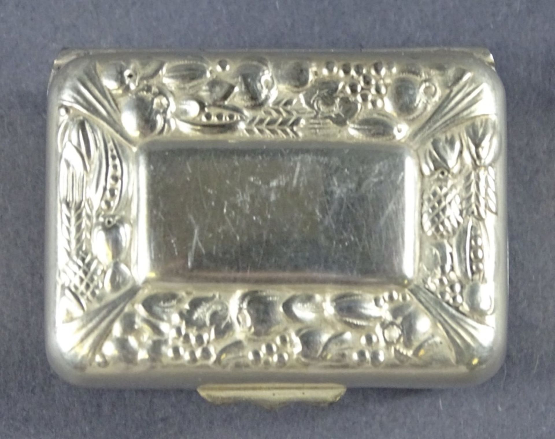 Kleine Silberdose, geprüft, 4 x 3 x 2 cm, 20 gr., Alters- und Gebrauchsspuren vorhanden