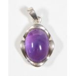 925er-Silberanhänger mit Amethyst-Cabochon, L. mit Öse 3,2 cm, ca. 6 gr.