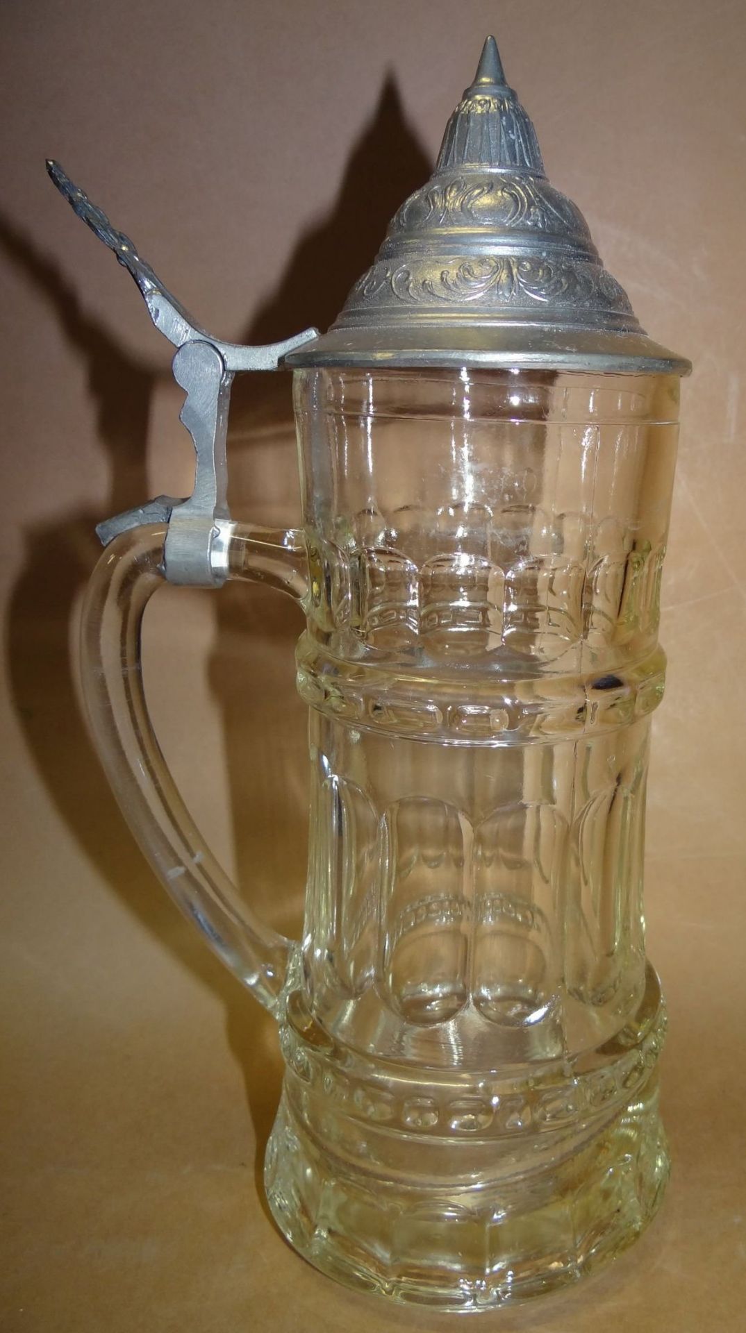hoher Bierkrug mit Zinndeckel, Pressglas, H-24 cm, Eichstrich 0,4 L