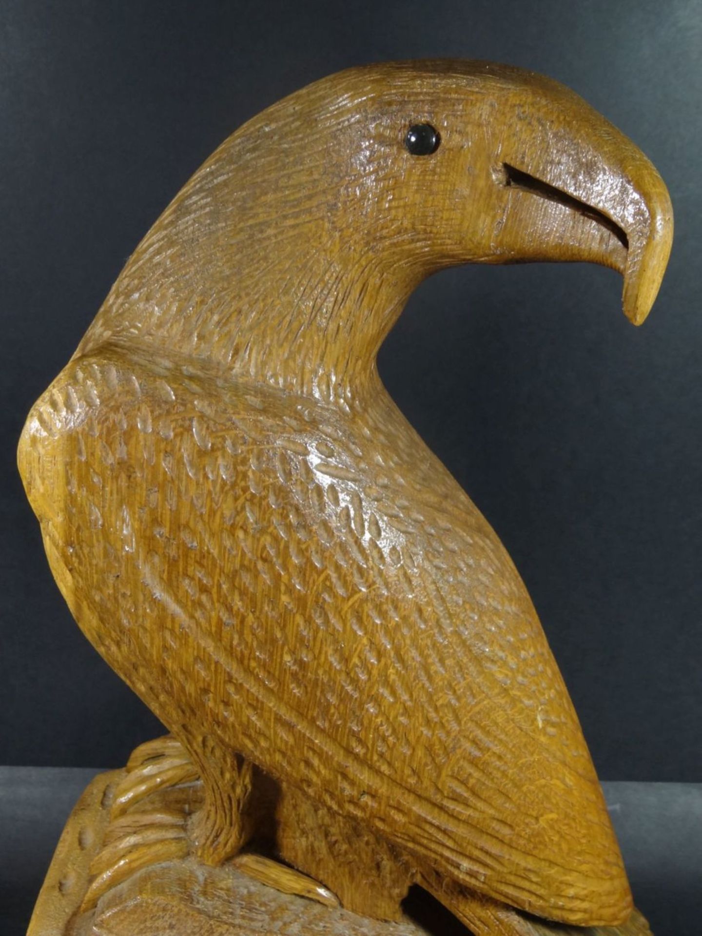gr. Holzschnitzerei "Adler" auf Sockel, H-40 cm, T-25 cm - Bild 2 aus 5