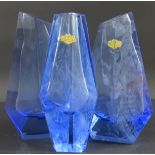 3x blaue asymetr. Vase "VEB Ilm-Kristall" Handschliff, Etikett, H-ca. 21 cm, tw. blind?