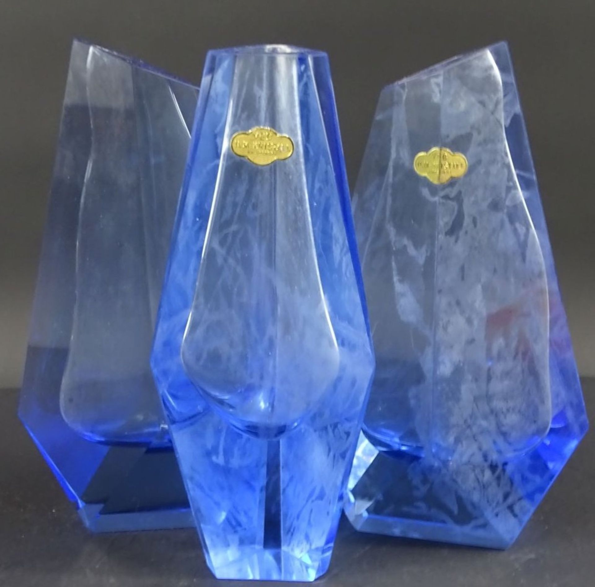 3x blaue asymetr. Vase "VEB Ilm-Kristall" Handschliff, Etikett, H-ca. 21 cm, tw. blind?